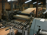 10本掛けの紙のロータリーカッターは紙の販売をする旭株式会社の主要設備です